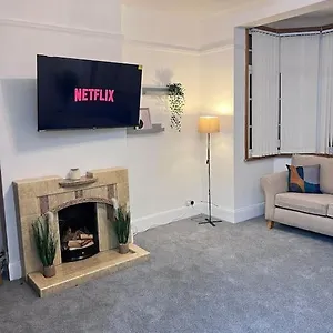Spacious 3 Bed Flat - Nearby - No Pets Holiday home Southend-on-Sea